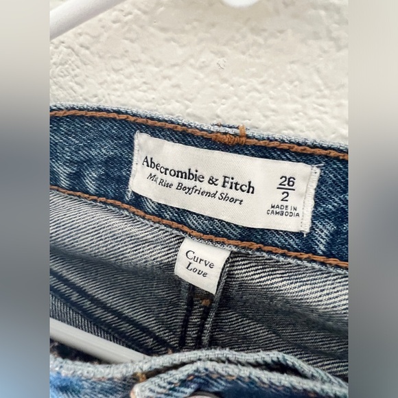 Abercrombie Mid-Rise Curve-Love Boyfriend Shorts - Picture 3 of 5
